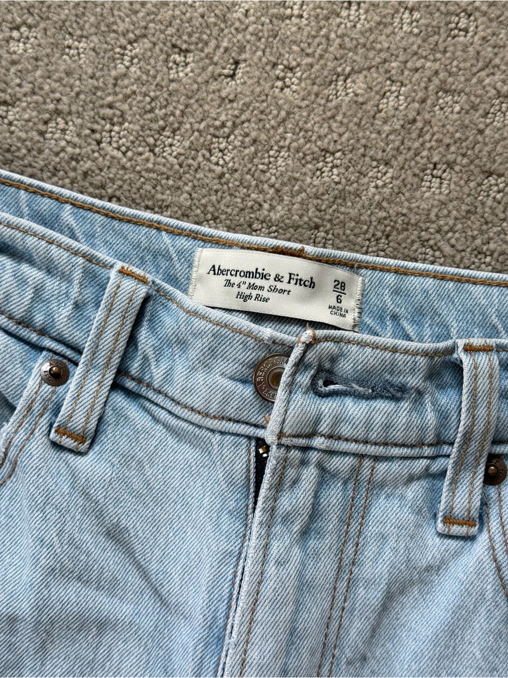 A&F 4” Mom Short - Picture 2 of 4
